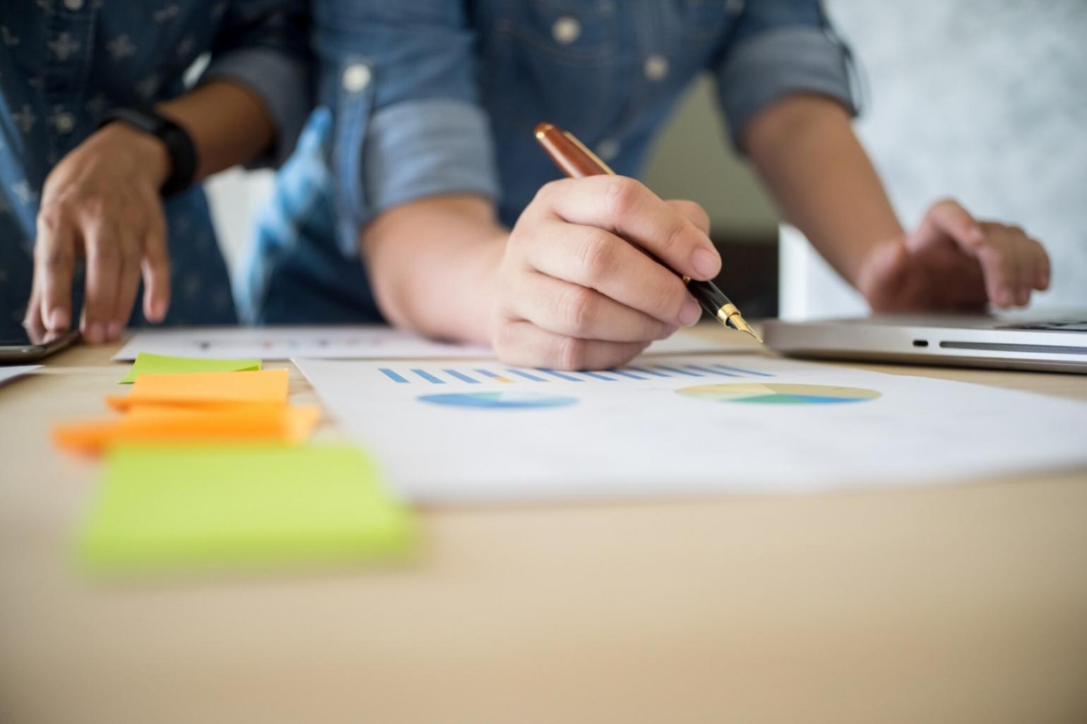 Person arbeitet konzentriert an Finanzplanung am Laptop
